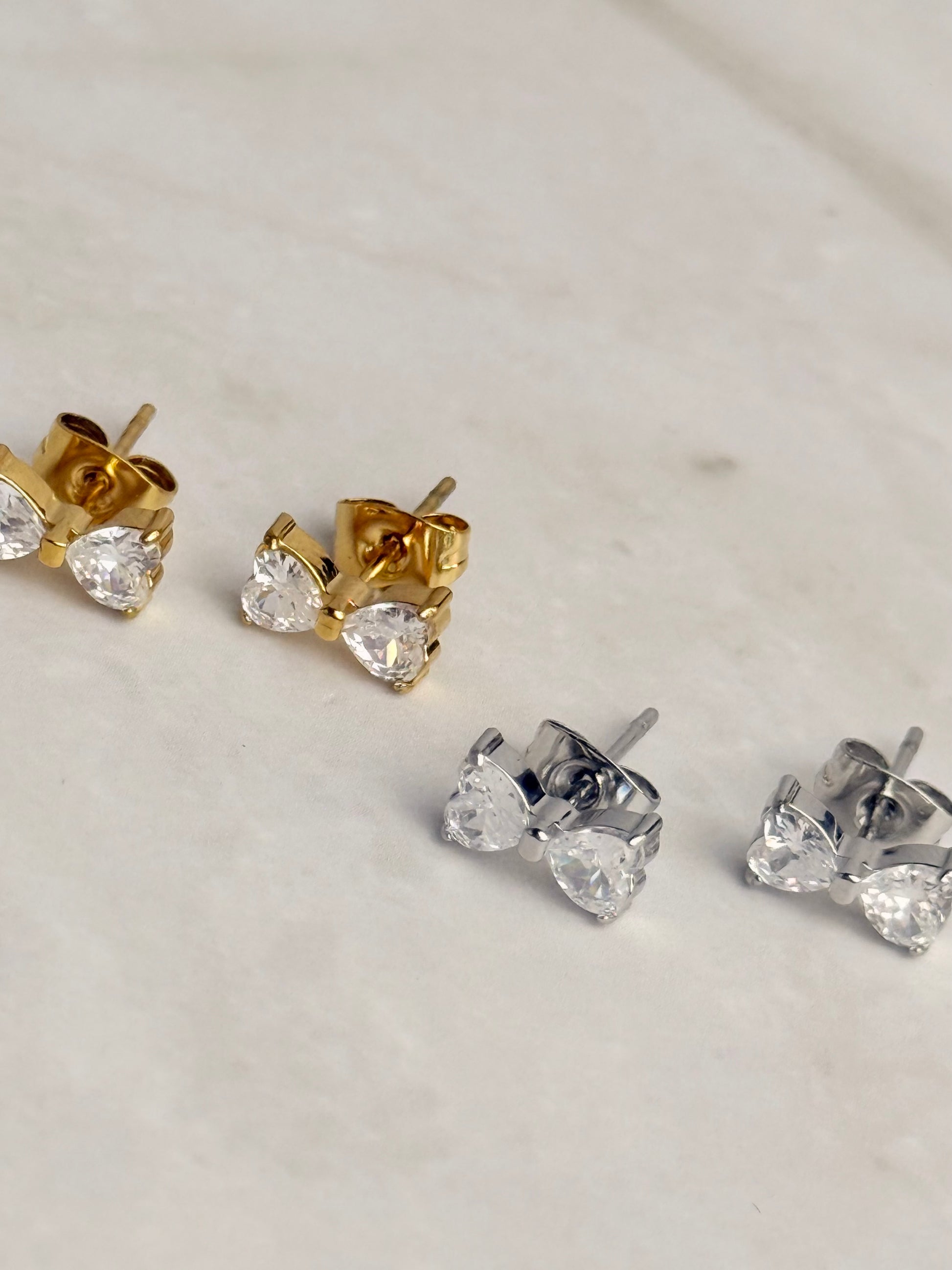 Pave Heart Ribbon Ohrstecker 14K vergoldet, versch. Farben