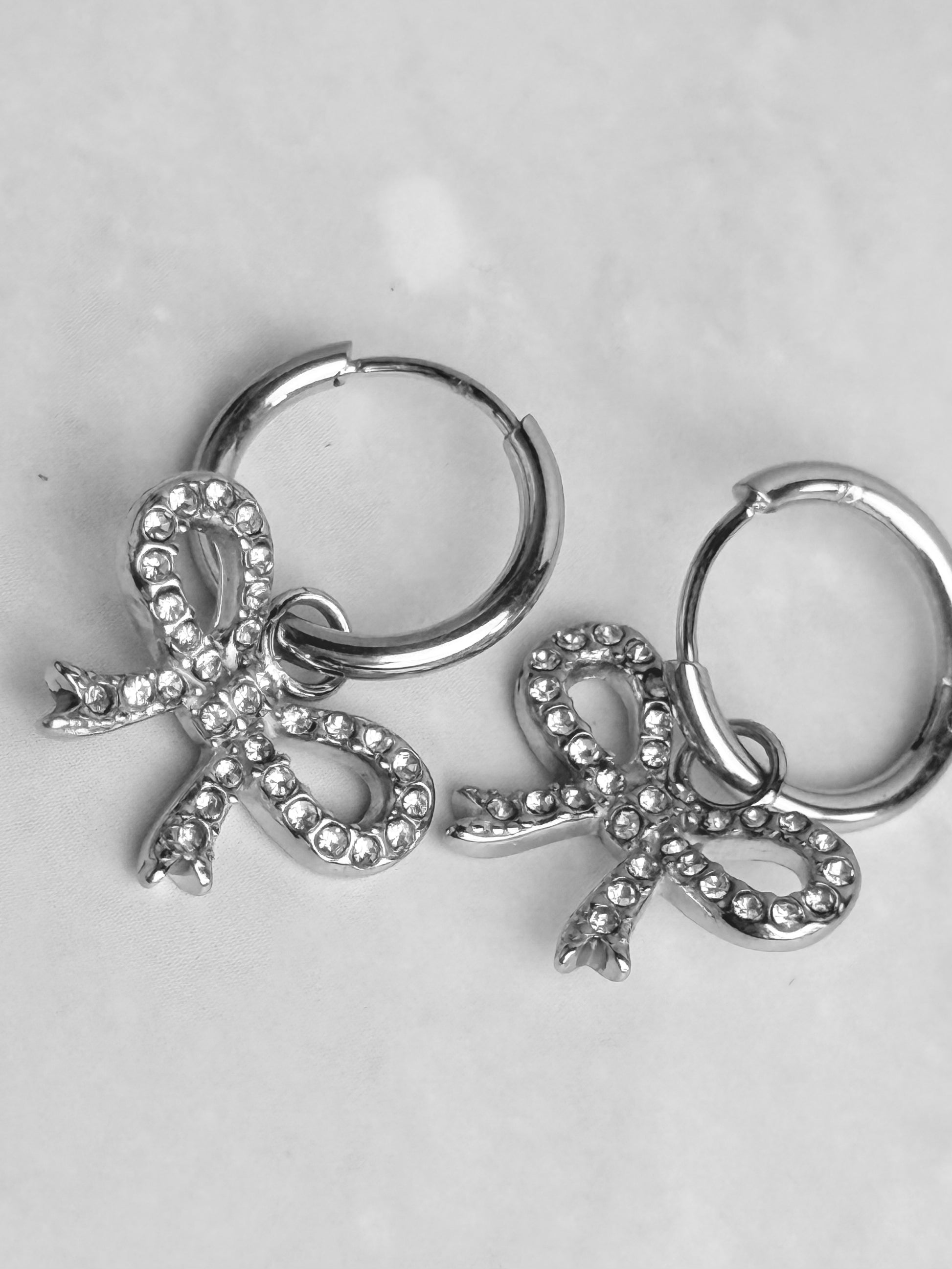 Pave Ribbon Huggie Ohrringe 14K vergoldet, versch. Farben