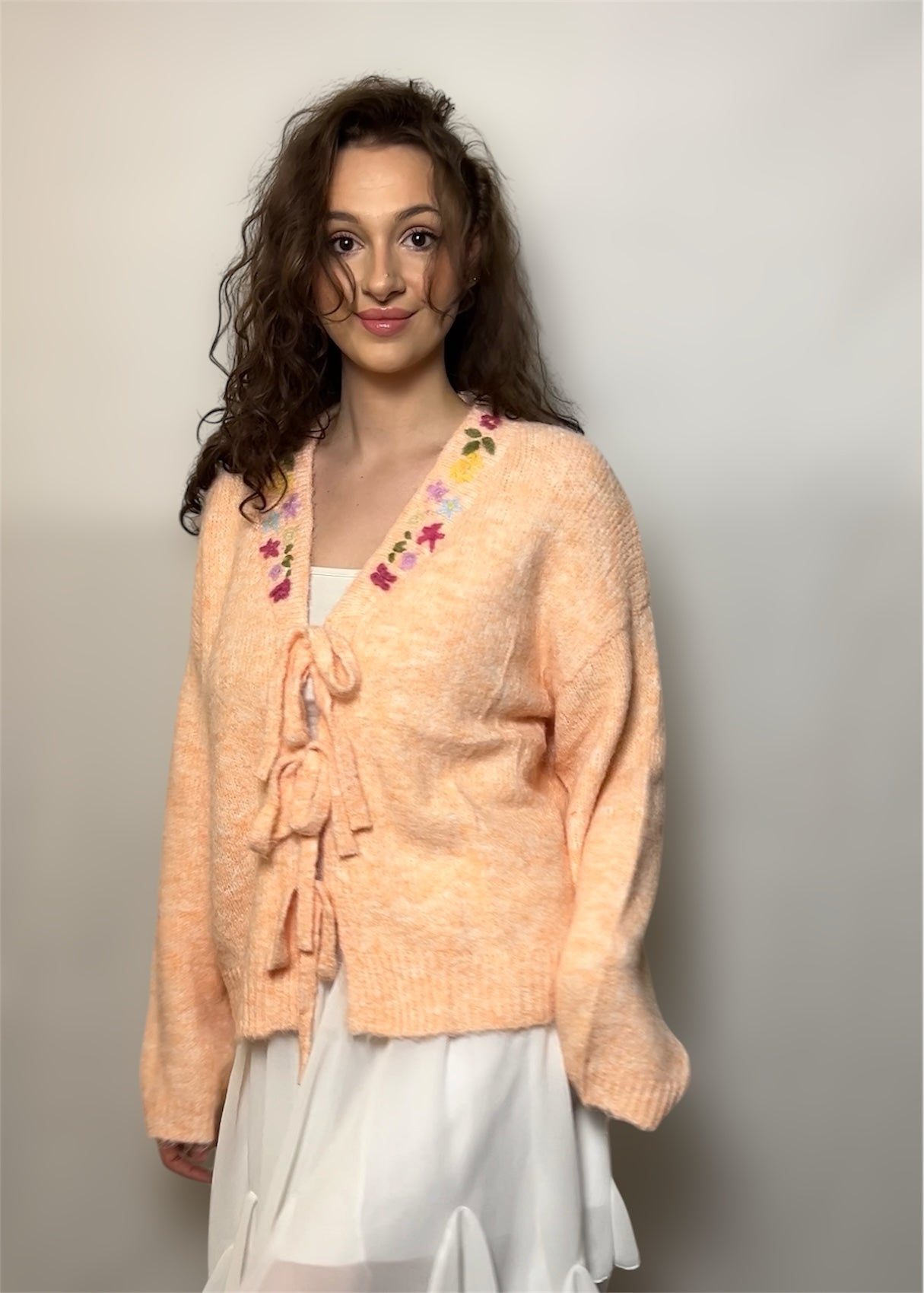 Pastellfarbene Strickjacke mit Blumen 