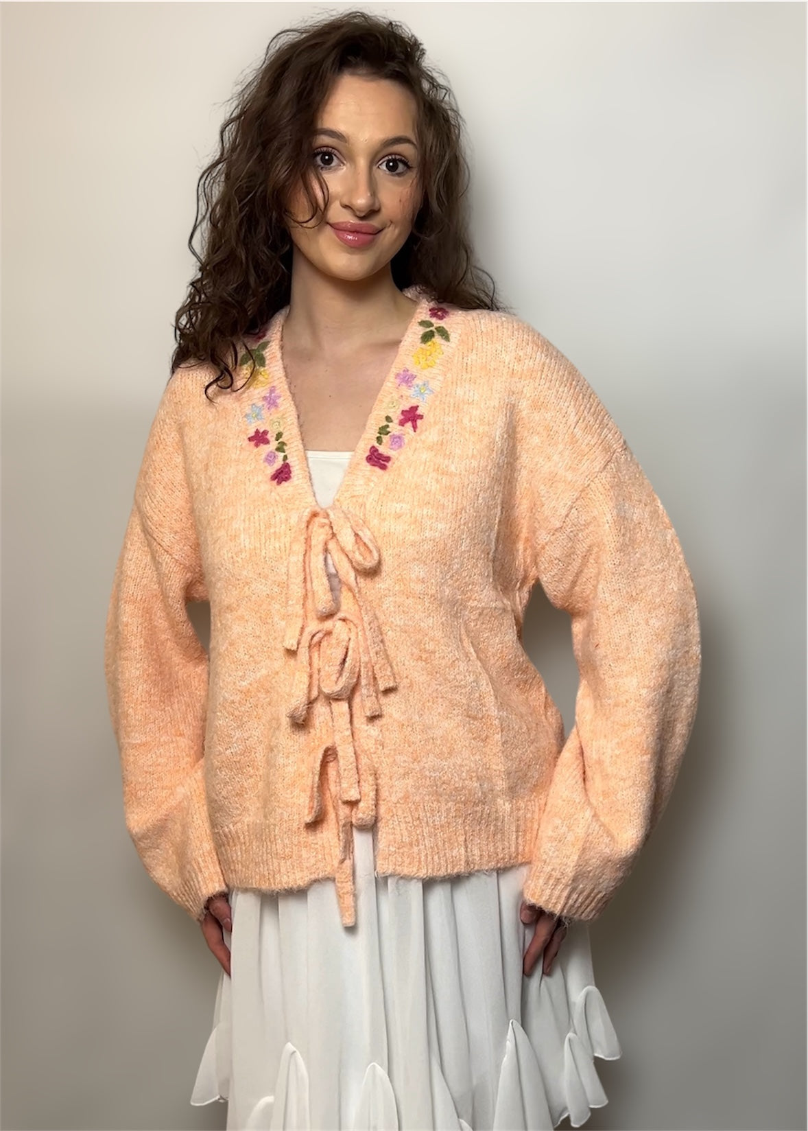 Pastellfarbener Cardigan mit Schleifen und Blumen 