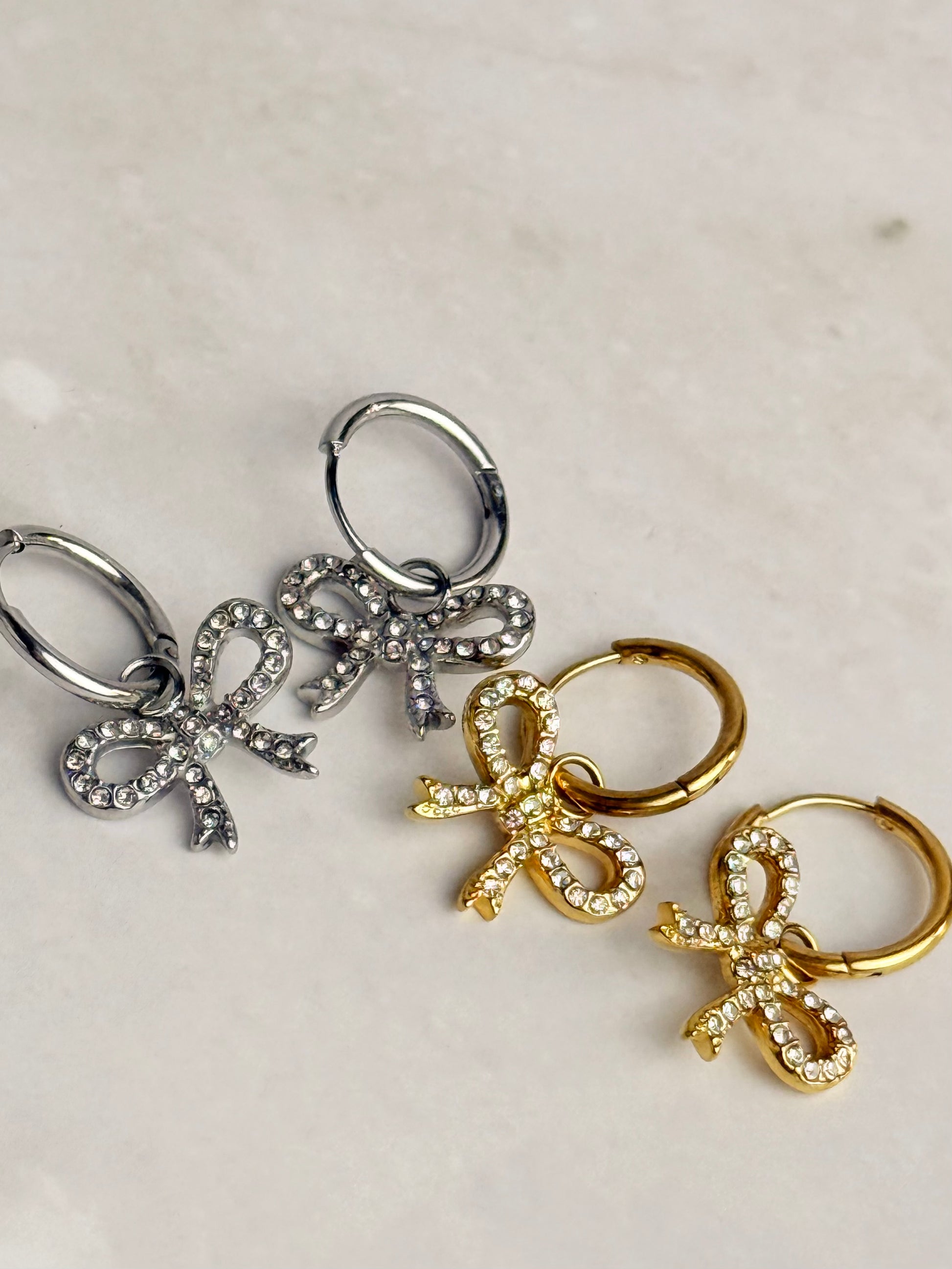 Pave Ribbon Huggie Ohrringe 14K vergoldet, versch. Farben