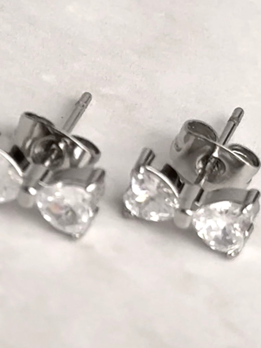 Pave Heart Ribbon Ohrstecker 14K vergoldet, versch. Farben