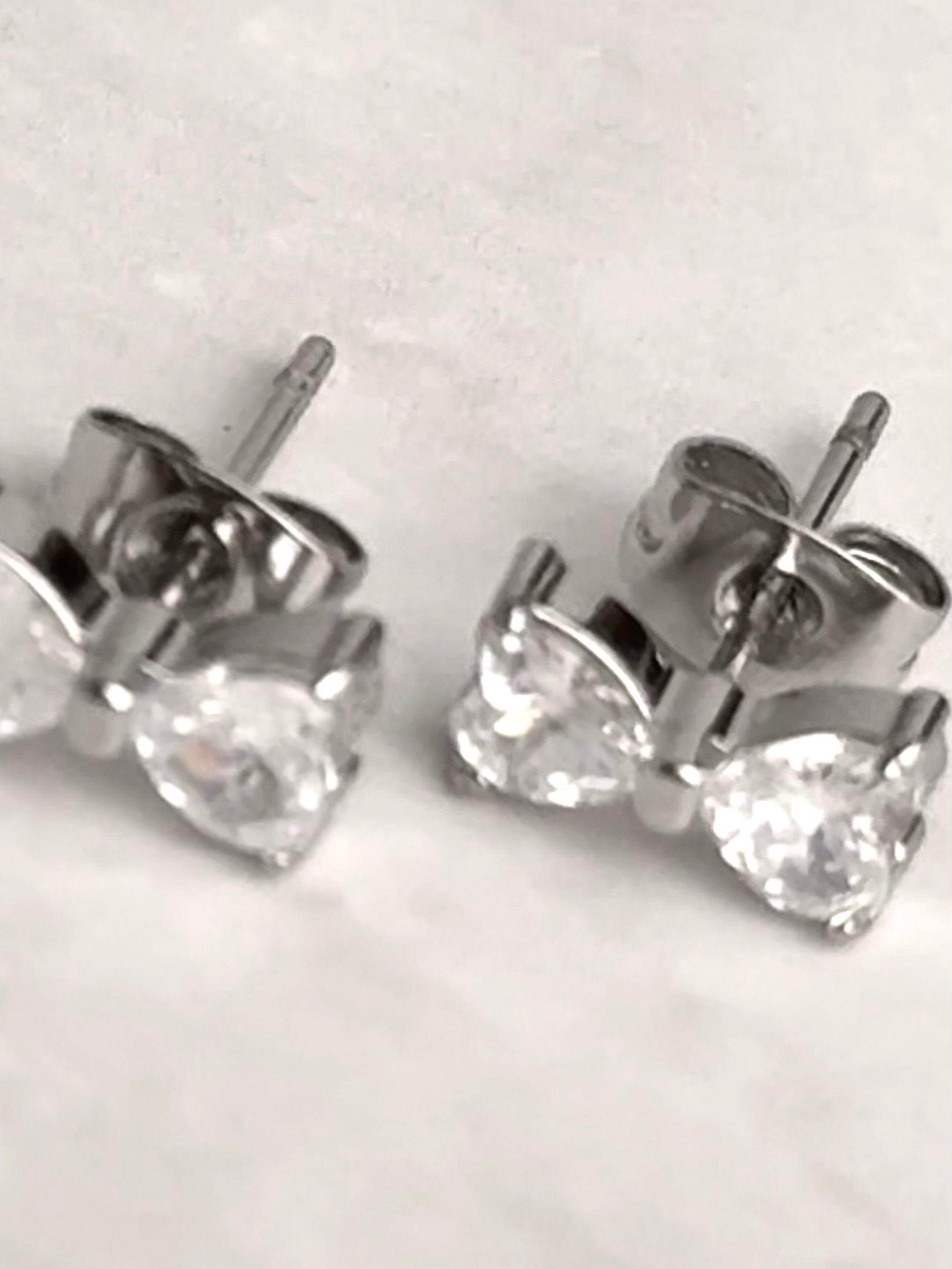 Pave Heart Ribbon Ohrstecker 14K vergoldet, versch. Farben