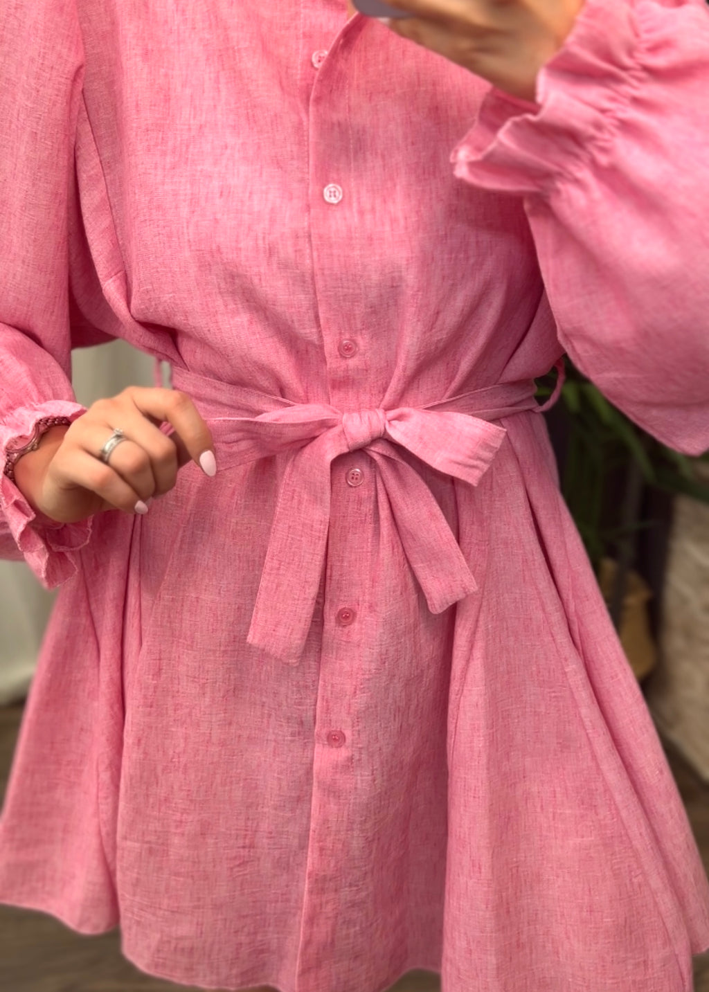 Pinkes Kleid mit knöpfen und Gürtel 