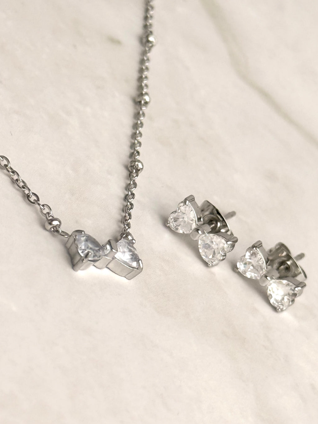 Pave Heart Ribbon Ohrstecker 14K vergoldet, versch. Farben