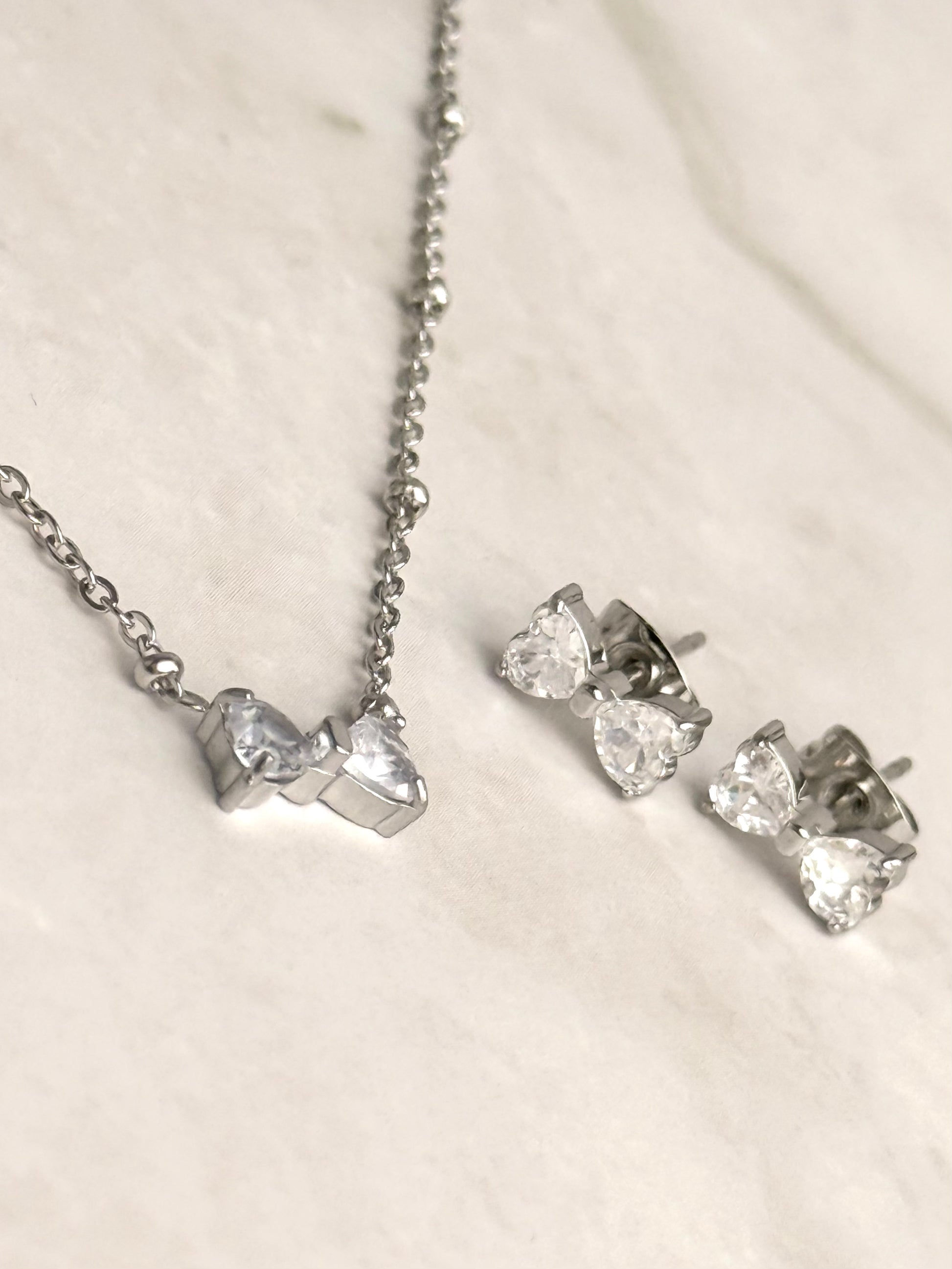 Pave Heart Ribbon Ohrstecker 14K vergoldet, versch. Farben