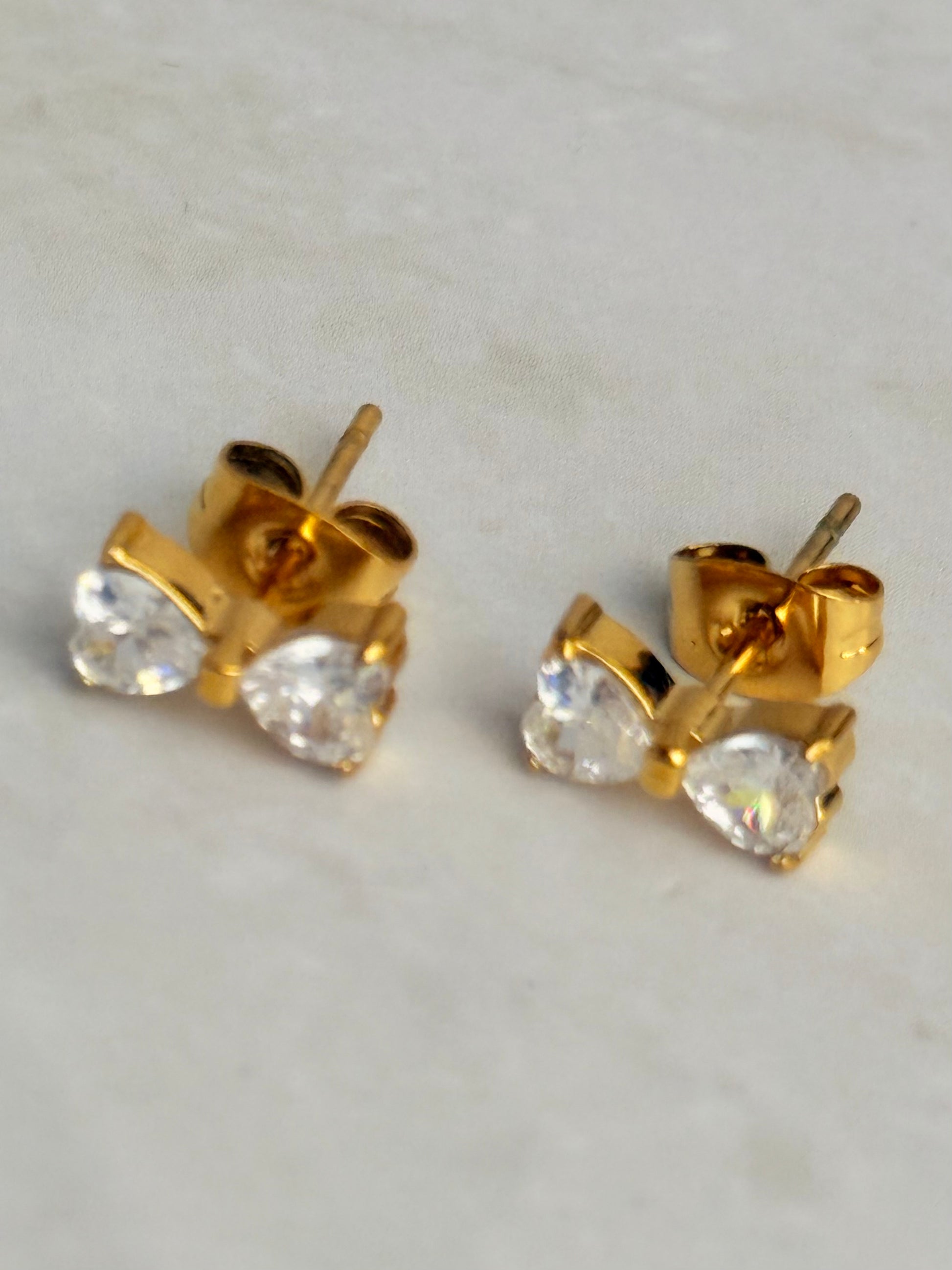 Pave Heart Ribbon Ohrstecker 14K vergoldet, versch. Farben